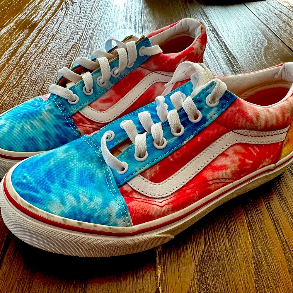 VANS 
Color: Tie-dye 
Size: 5.0Y